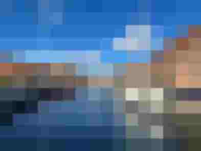 Kanal mit Segelboot, Backsteinbauten und blauer Himmel, Architektur und Bauplanung im Fokus
