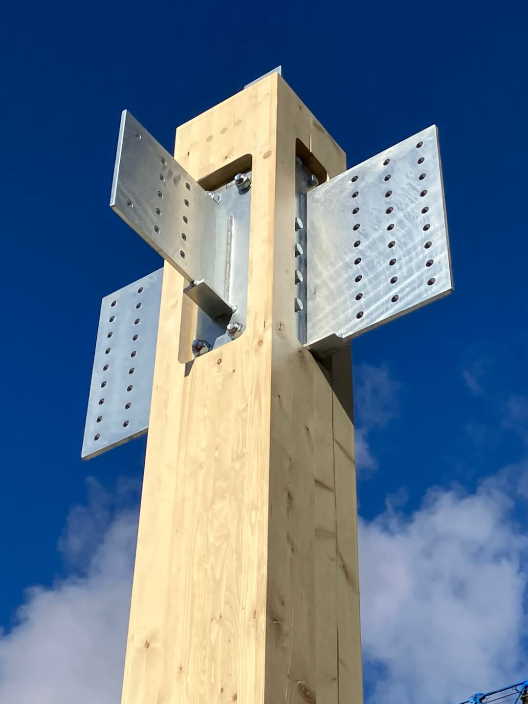 Holzstütze mit Metallverbindungen für Bauplanung, Ingenieurleistungen und Architektur