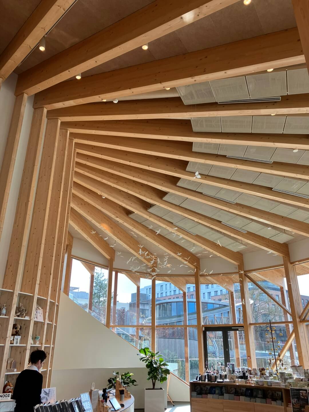 Modernes Gebäude mit Holztragwerk, Glasfassade, Pflanzen, Architektur, Bauplanung, Ingenieurbüro